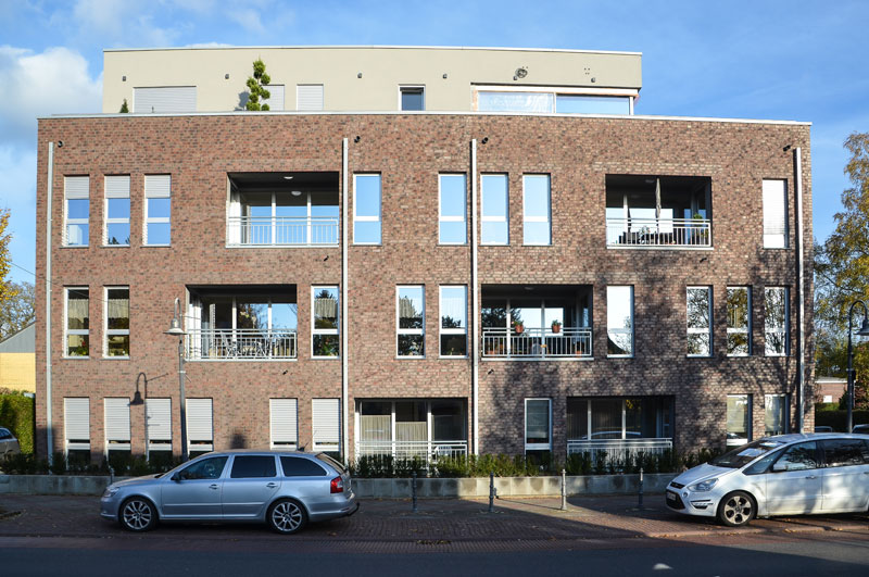 Aluminium-Fenster, -Balkontüren und -Türelemente Heroal W/D 72 Farbe E6/EV1 mit Aufsatzrolladenkästen und Aluminiumrolladenpanzer. Dezentrales Lüftungssystem mit Wärmerückgewinnung.