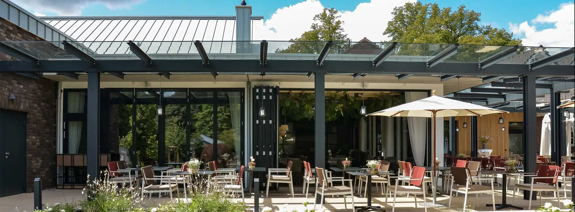 Restaurant „Pop-Up” im Landhotel Vohövel, Schermbeck. Mit vier 3 Meter hohen, 5- und 6-teiligen Faltanlagen lässt sich das Restaurant komplett zur Terrasse hin öffnen.