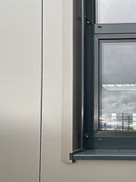 Fensterelemente 1475 mm x 4743 mm, bestehend aus einem DK-Fenster, zwei Festfeldern und einem Kippfenster. System: Alu-Element Heroal W/D 72. Uw-Wert: 0,96 W/(m2K)