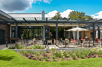 Restaurant „Pop-Up” im Landhotel Vohövel, Schermbeck. Mit vier 3 Meter hohen, 5- und 6-teiligen Faltanlagen lässt sich das Restaurant komplett zur Terrasse hin öffnen.